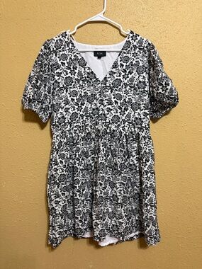 MSK Black & White Floral V-Neck Tunic dress